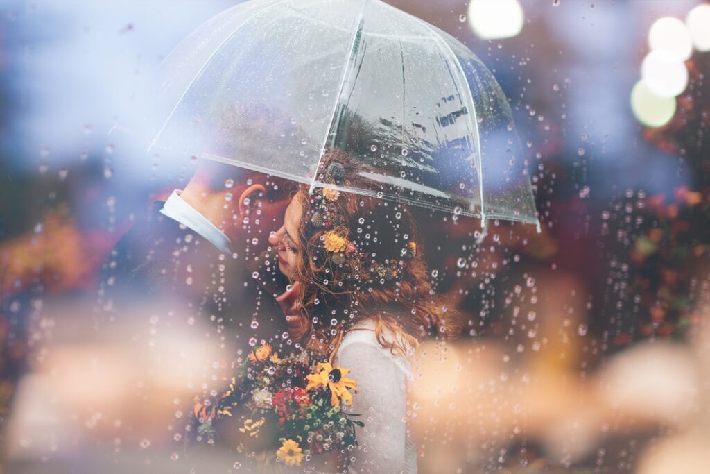 Couple sous parapluie